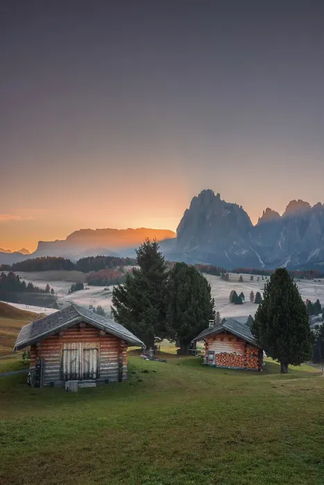 Framed Print : Alpe di Siusi in the Dolomites and the Sassolungo and Sassopiatto mountain, Trentino Alto Adige, Italy Framed Print : Alpe di Siusi in the Dolomites and the Sassolungo and Sassopiatto mountain, Trentino Alto Adige, Italy