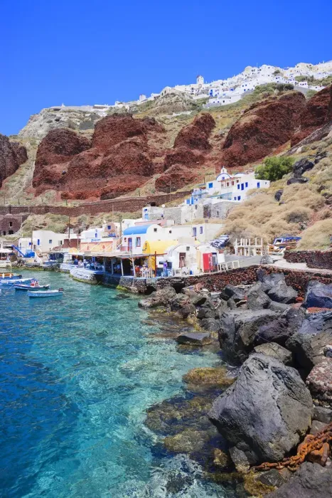 Framed Print : Ammoudi fishing village overlooked by Oia village on the cliff top above, Oia, Santorini