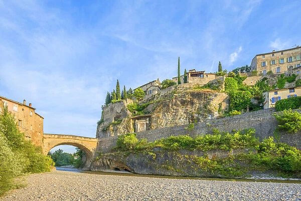 Ancient Roman bridge over river l'Ouveze, Vaison-La-Romaine, Vaucluse, Provence-Alpes-Cotes d'Azur, France