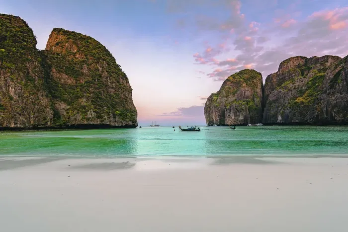Framed Print : Ao Maya Beach (Maya Bay), Ko Phi Phi Leh, Krabi Province, Thailand Framed Print : Ao Maya Beach (Maya Bay), Ko Phi Phi Leh, Krabi Province, Thailand