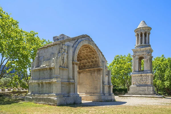 Arch of Triumph and the mausoleum of Jules, ancient Roman site of Glanum, Saint Remy de Provence, Les Alpilles, Bouches du Rhone, Provence Cote d'Azur, France, Europe