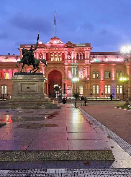Argentina, Buenos Aires, Twilight view of the Casa Rosada on Plaza de Mayo
