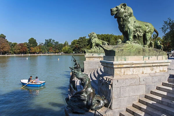 Artificial pond with lions bronze sculptures of the monument to Alfonso XII