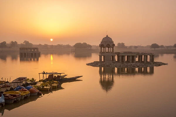 Asia, India, Rajasthan, Jaisalmer, Gadisar lake at dawn