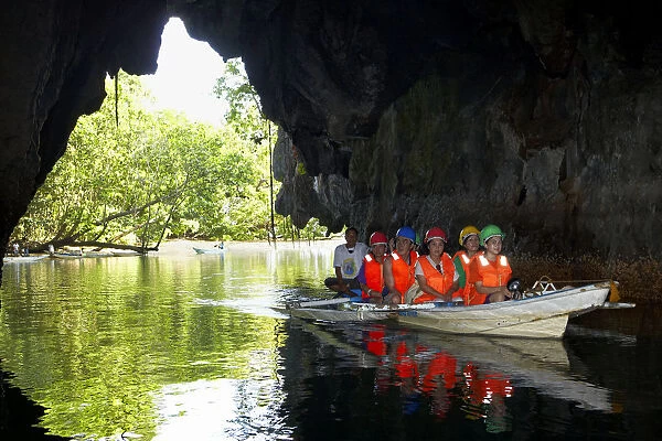 Asia, South East Asia, Philippines, Palawan, tourists entering the caves in the Puerto