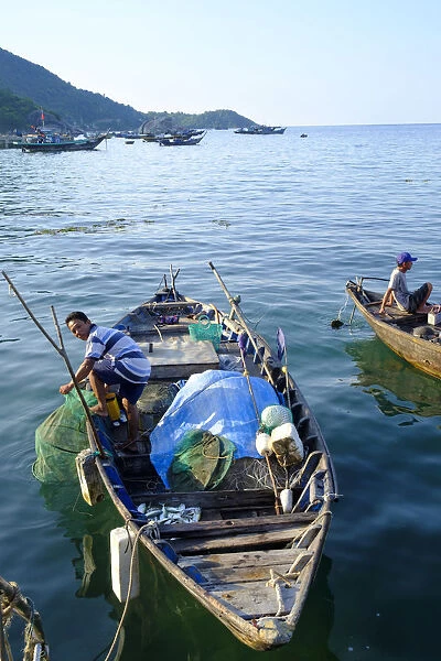 Asia, South East Asia, Vietnam, Quang Nam, Cham Islands, fishermen in wooden fishing