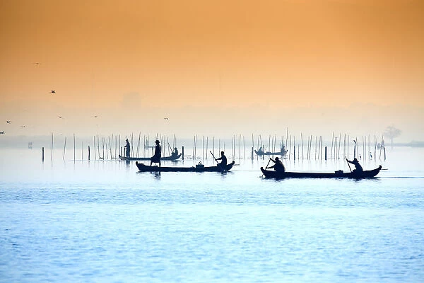 Asia, Southeast Asia, Myanmar, Mandalay; Amarapura, fishermen on the Taungthaman Lake
