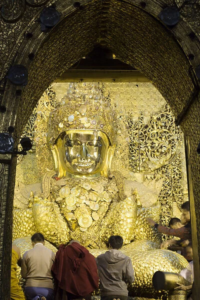 Asia, Southeast Asia, Myanmar, Mandalay, Mahamuni Buddha Temple, gold-covered buddha