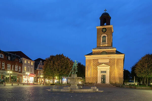 Asmussen-Woldsen-Denkmal statue and St. Marienkirche church at Market Square at twilight, Husum, Nordfriesland, Schleswig-Holstein, Germany
