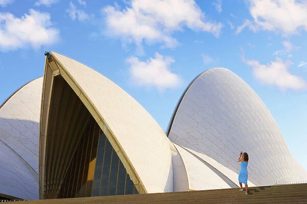 Australia, New South Wales, Sydney, Sydney Opera House, Woman taking photograph MR