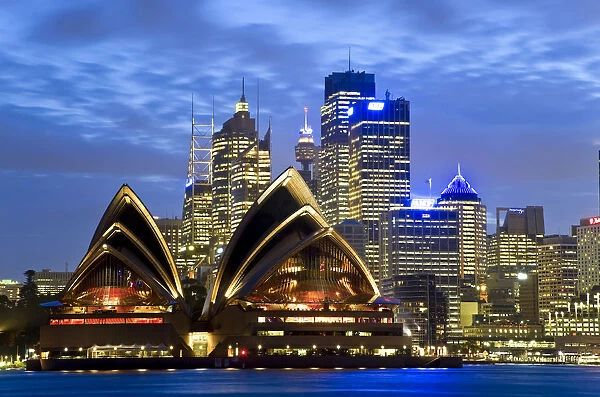 Australia, Sydney, View across Sydney harbour to Sydney Opera House & skyline at dusk