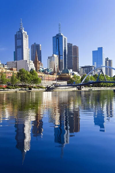 Australia, Victoria, Melbourne, buildings on bank of Yarra river