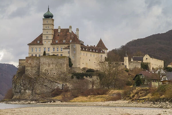 Austria, Lower Austria, Schonbuhel-Aggsbach, Schloss Schonbuhel castle and Danube River