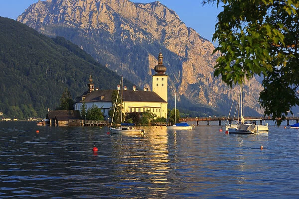 Austria, Osterreich. Upper Austria, Oberosterreich. Traunsee lake. Gmunden. Orth castle