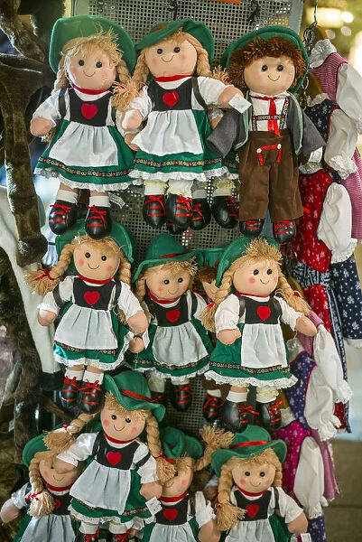 Austria, Tyrol, Innsbruck, souvenir dolls in traditional Austrian clothes