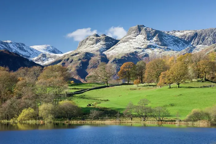 Framed Print : Autumn colours beside Loughrigg Tarn with views to the snow dusted mountains of the Langdale Pikes Framed Print : Autumn colours beside Loughrigg Tarn with views to the snow dusted mountains of the Langdale Pikes