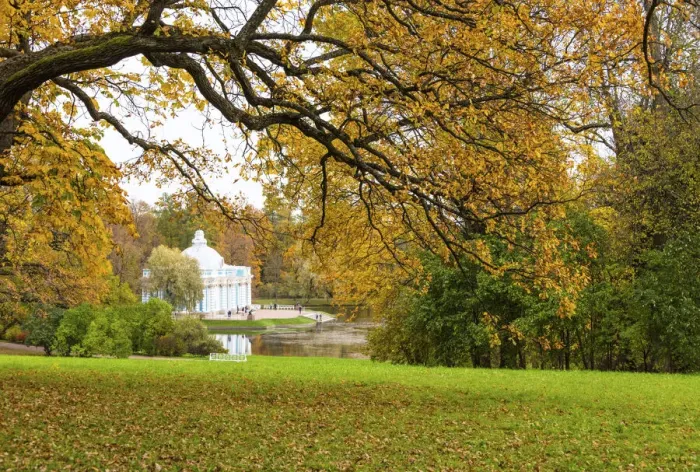 Framed Print : Autumn view towards Grotto Pavilion, Catherine Park, Pushkin (Tsarskoye Selo), near St Framed Print : Autumn view towards Grotto Pavilion, Catherine Park, Pushkin (Tsarskoye Selo), near St