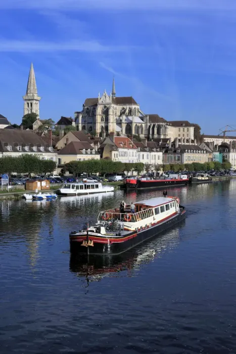 Framed Print : Auxerre, Yonne department, Burgundy, France Framed Print : Auxerre, Yonne department, Burgundy, France