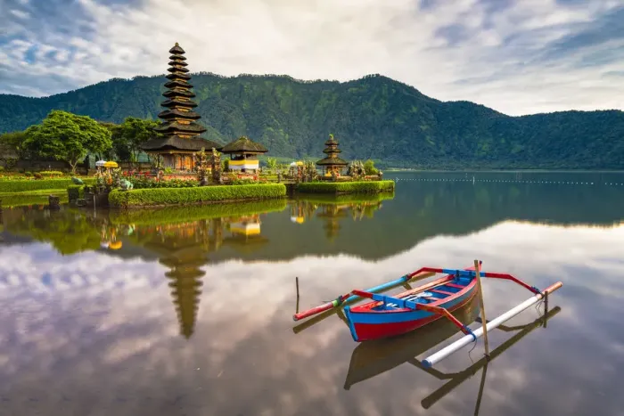 Framed Print : Bali, Indonesia, South East Asia. The Pura Ulun Danu Bratan water temple and a traditional Framed Print : Bali, Indonesia, South East Asia. The Pura Ulun Danu Bratan water temple and a traditional