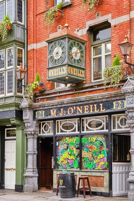 Framed Print : A bar and restaurant at Suffolk Street, Dublin, Republic of Ireland Framed Print : A bar and restaurant at Suffolk Street, Dublin, Republic of Ireland