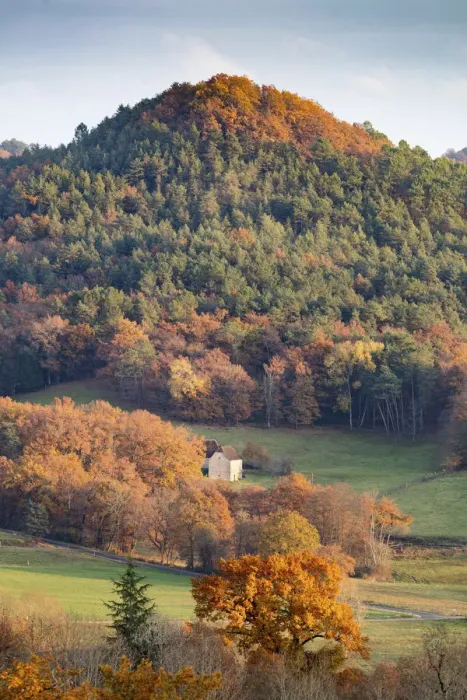 Framed Print : A barn in the Dordogne Valley in autumn, Correze, Nouvelle-Aquitaine, France Framed Print : A barn in the Dordogne Valley in autumn, Correze, Nouvelle-Aquitaine, France