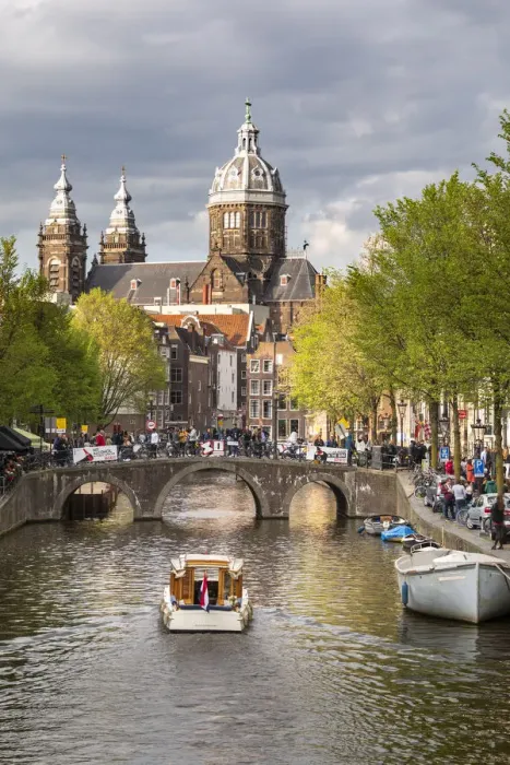 Framed Print : Basilica of Saint Nicholas and the Oudezijds Voorburgwal canal (De Wallen district Framed Print : Basilica of Saint Nicholas and the Oudezijds Voorburgwal canal (De Wallen district
