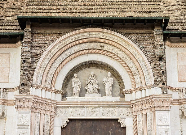 Basilica of San Petronio, detailed view, Piazza Maggiore, Bologna, Emilia-Romagna, Italy