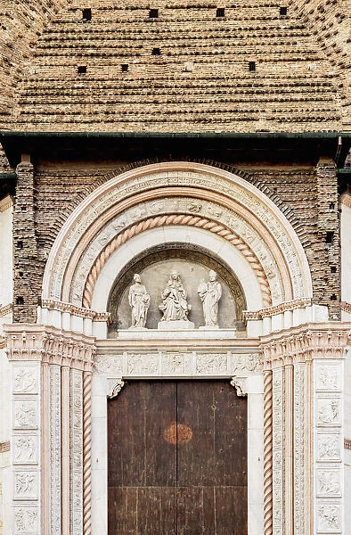 Basilica of San Petronio, detailed view, Piazza Maggiore, Bologna, Emilia-Romagna, Italy
