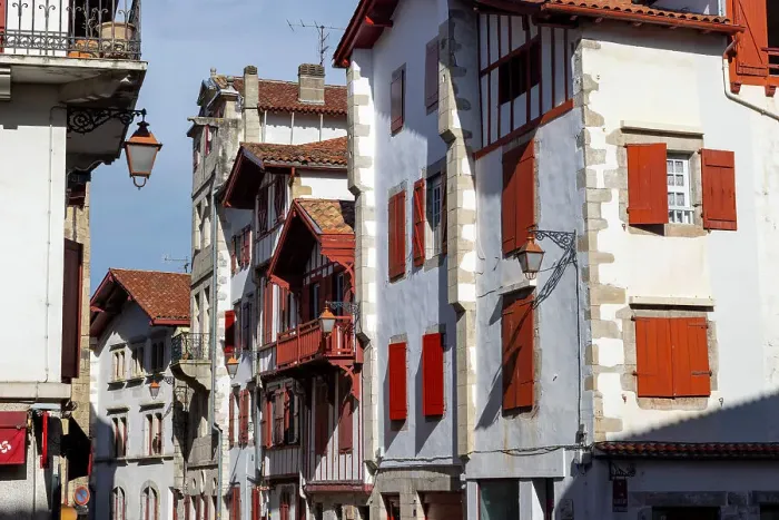 Framed Print : Basque houses, Ciboure, Pyrenees-Atlantiques, Nouvelle Aquitaine, France