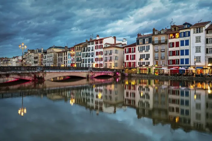 Framed Print : Basque houses reflected in the Nive, Bayonne, Pyrenees-Atlantiques, Nouvelle Aquitaine, France Framed Print : Basque houses reflected in the Nive, Bayonne, Pyrenees-Atlantiques, Nouvelle Aquitaine, France
