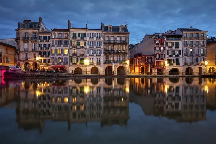 Framed Print : Basque houses reflected in the Nive, Bayonne, Pyrenees-Atlantiques, Nouvelle Aquitaine, France Framed Print : Basque houses reflected in the Nive, Bayonne, Pyrenees-Atlantiques, Nouvelle Aquitaine, France