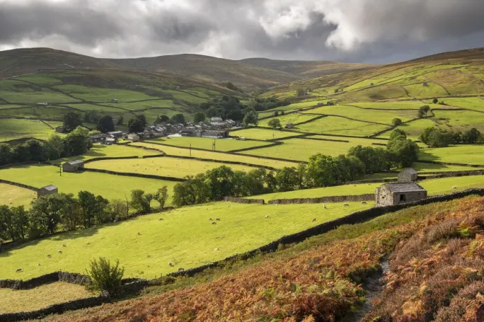 Framed Print : Beautiful rolling countryside near the village of Thwaite in Swaledale Framed Print : Beautiful rolling countryside near the village of Thwaite in Swaledale