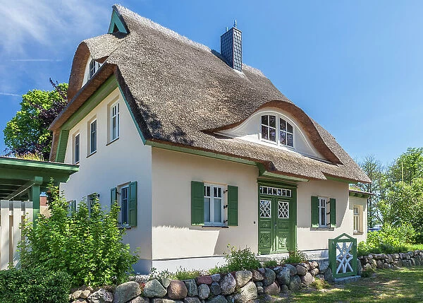 Beautiful, traditional thatched cottage in Born am Darss, Mecklenburg-West Pomerania, Baltic Sea, Northern Germany, Germany