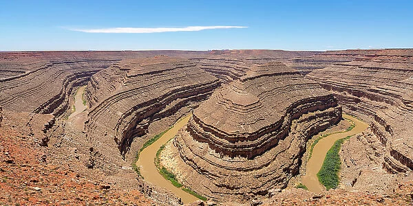 Bends of San Juan River carved in Goosenecks State Park, San Juan County, Utah, USA