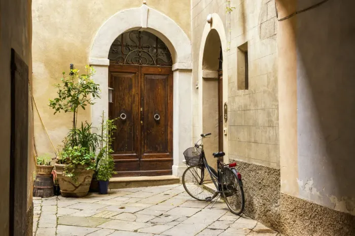 Framed Print : Bike in Courtyard, Pienza, Tuscany, Italy Framed Print : Bike in Courtyard, Pienza, Tuscany, Italy