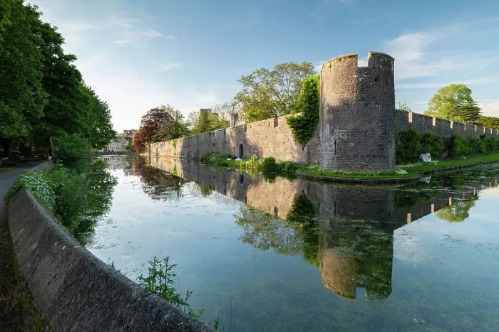 Framed Print : The Bishop's Palace reflected in its moat, Wells, Somerset, England. Spring (May) 2019 Framed Print : The Bishop's Palace reflected in its moat, Wells, Somerset, England. Spring (May) 2019