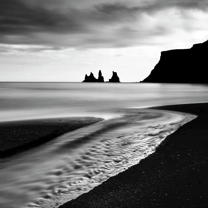 Framed Print : The black sand beach and Reynisdrangar rock stacks, Vik y Myrdal, South Iceland