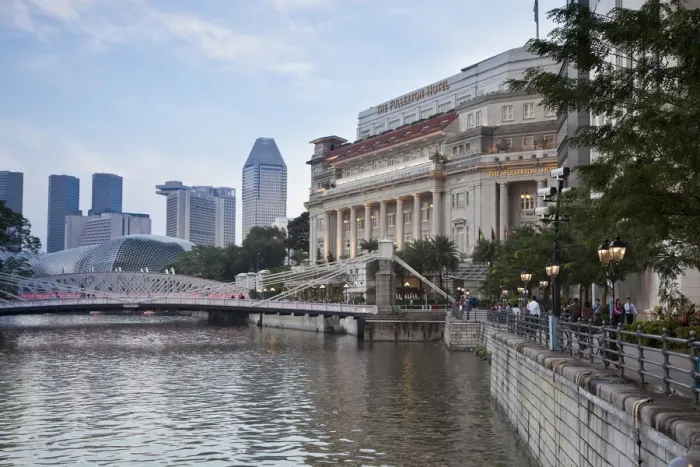 Framed Print : Boat Quay and Fullerton Hotel, Singapore River, Singapore Framed Print : Boat Quay and Fullerton Hotel, Singapore River, Singapore