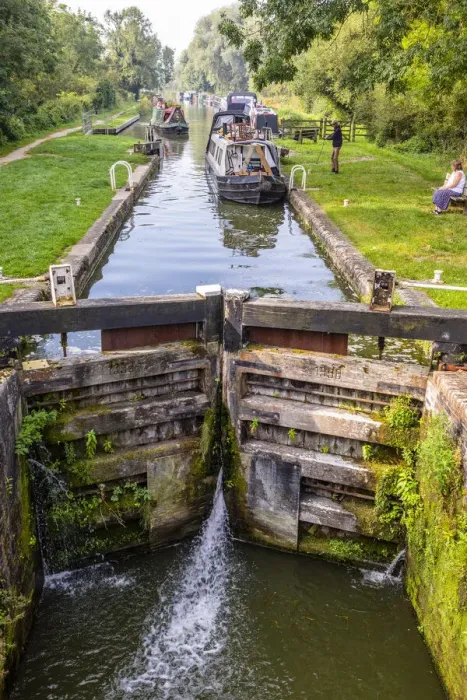 Framed Print : Boats going through a lock in Great Bedwyn, Marlborough, Wiltshire, England, United Kingdom Framed Print : Boats going through a lock in Great Bedwyn, Marlborough, Wiltshire, England, United Kingdom