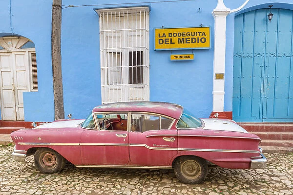Bodeguita del Medio and classic American vintage car in Trinidad, Trinidad and Sancti