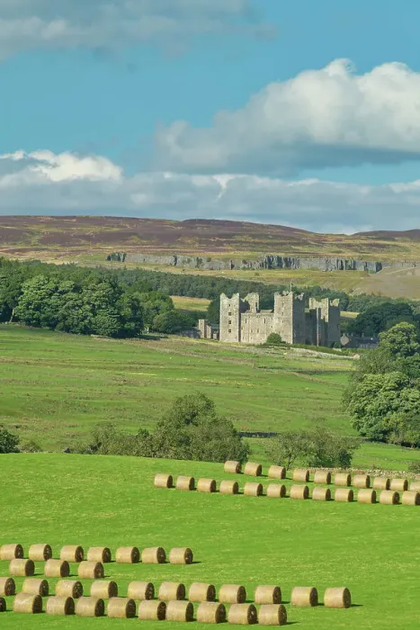 Framed Print : Bolton Castle & Stawbales, Wensleydale, Yorkshire Dales National Park, England