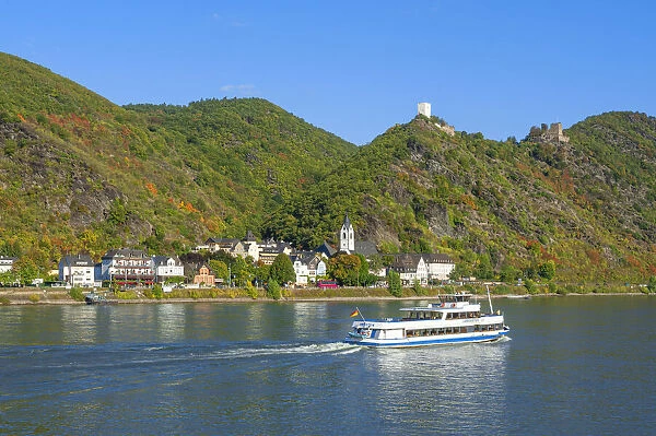 Bornhofen with Sterrenberg castle and tourist boat, Rhine valley, UNESCO World Heritage site, Rhineland-Palatinate, Germany