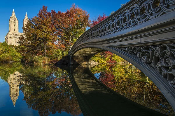 Bow Bridge reflected into the lake, Central Park, Manhattan, New York, USA