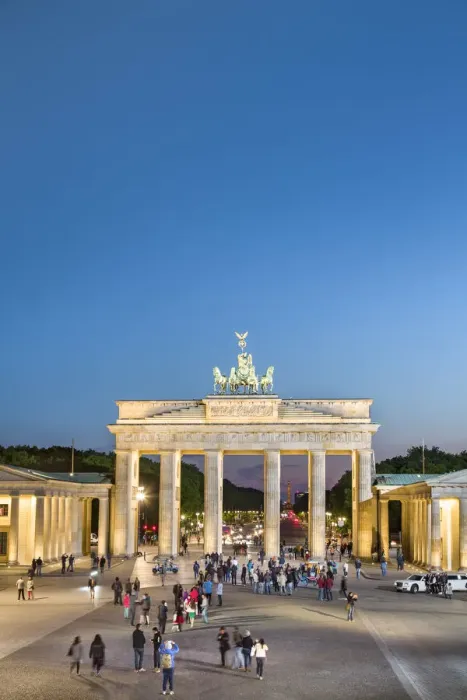 Framed Print : Brandenburg Gate, Pariser Platz, Berlin, Germany Framed Print : Brandenburg Gate, Pariser Platz, Berlin, Germany