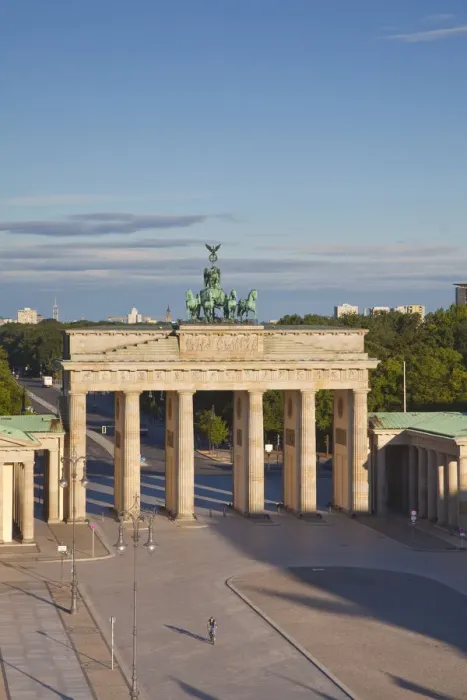 Framed Print : Brandenburg Gate, Pariser Platz, Berlin, Germany Framed Print : Brandenburg Gate, Pariser Platz, Berlin, Germany