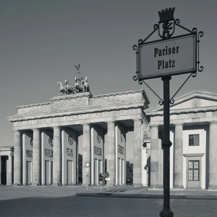 Framed Print : Brandenburg Gate, Pariser Platz, Berlin, Germany Framed Print : Brandenburg Gate, Pariser Platz, Berlin, Germany