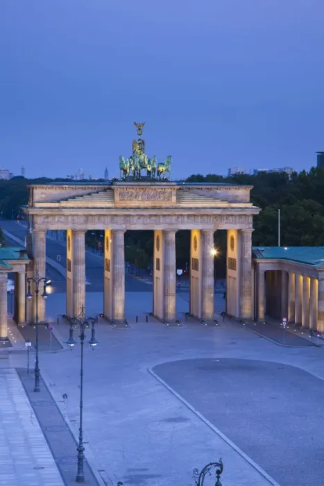 Framed Print : Brandenburg Gate, Pariser Platz, Berlin, Germany Framed Print : Brandenburg Gate, Pariser Platz, Berlin, Germany