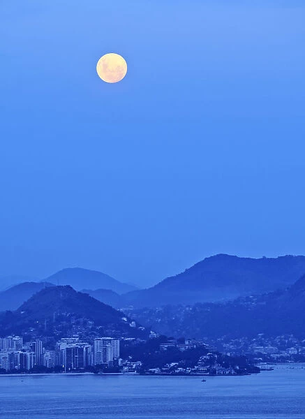 Brazil, City of Rio de Janeiro, Twilight view over Guanabara Bay towards Niteroi