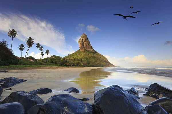 Brazil, Fernando de Noronha, Conceicao beach with Morro Pico mountain in the background
