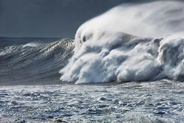 Breaking wave in wild sea - USA, Hawaii, Oahu, Waialua, North Shore, Sunset Beach